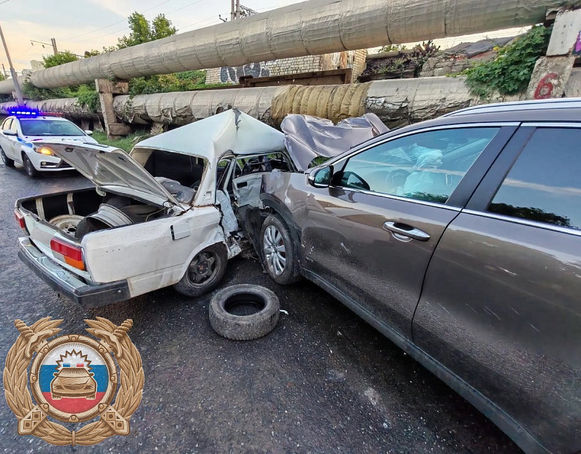 В Саратове водитель «Жигулей» пострадал в ДТП с кроссовером